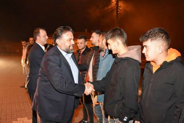 Ak Parti İl Başkanı Dt. Ekrem Başaran, 2022 yılından bu yana devam eden “30 gün Ramazan’ı 100 gün gibi yaşayacağız” Programı kapsamında yürüttüğü ilçe ziyaretlerine Susurluk ile devam etti. Başkan Başaran, kardeşlik ve yardımlaşma geleneğini her yıl yaşatan Ramazan ayının tüm inanlara hayırlar getirmesi temennisinde bulundu.