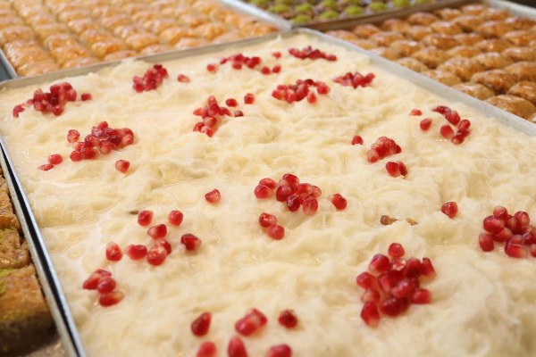 Ramazan ayı ile biirlikte iftar soralarında tüketilen tatlıya uzmandan dikkat çeken uyarı. Uzman Diyetisyen Seda Nasuhbeyoğlu, iftarda şerbetli tatlıların hemen tüketilmemesi gerektiğini ifade ederek bu esnada tüketilen tatlıların sindirim problemleri ve kan şekeri bozulmasına neden olabileceğini ifade etti.