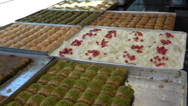 Ramazan ayı ile biirlikte iftar soralarında tüketilen tatlıya uzmandan dikkat çeken uyarı. Uzman Diyetisyen Seda Nasuhbeyoğlu, iftarda şerbetli tatlıların hemen tüketilmemesi gerektiğini ifade ederek bu esnada tüketilen tatlıların sindirim problemleri ve kan şekeri bozulmasına neden olabileceğini ifade etti.