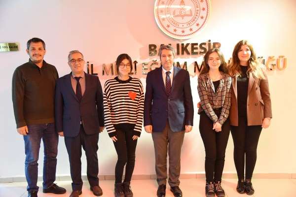 Karesi Şehit Prof. Dr. İlhan Varank Bilim ve Sanat Merkezi öğrencileri Aslı Ece Yılmaz ve Azra Demirkapılar, ABD'de düzenlenecek olan Regeneron ISEF Bilim ve Mühendislik Yarışmasında ülkemizi temsil etmek üzere yola çıkmadan önceden Balıkesir İl Milli Eğitim Müdürü Ali Tatlı'yı ziyaret ettiler.
