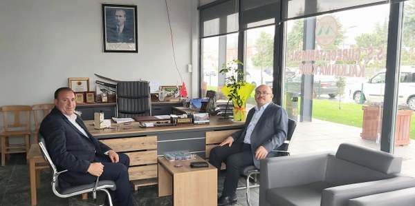 Tarımsal Kalkınma Kooperatif Başkanı Âdem Ersan, kendisine ziyarette bulunan Kaymakam Muammer Köken’e Gürece’nin tarımsal faaliyetleri hakkında bilgi verdi.
