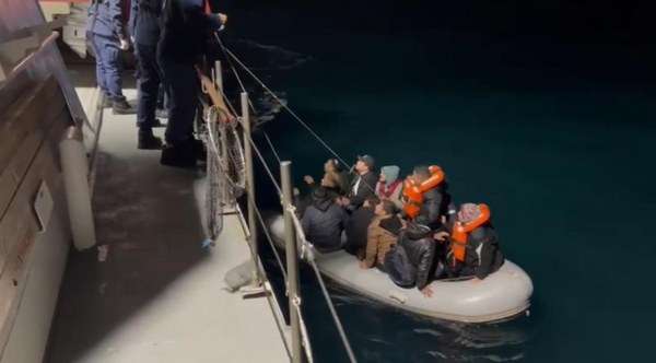 Balıkesir'in Ayvalık ilçesinden Yunanistan'a kaçak olarak geçmeye çalışan ve bu esnada motor arızası nedeniyle sürüklenen bot içerisinde bulunan 64 göçmen sahilgüvenlik ekipleri tarafından kurtarıldı.