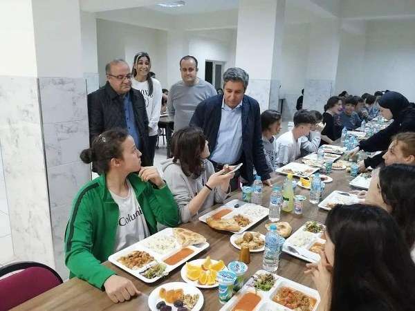 İl Millî Eğitim Müdürü Ali Tatlı, beraberinde İl Millî Eğitim Müdür Yardımcısı Mustafa Uras, İlçe Millî Eğitim Müdürü Sami Akoğlan ile birlikte Anadolu Lisesi Öğrenci Pansiyonunda kalan gençlerle bir araya gelerek, iftarlarını açtı. İftardan önce yurtta kalan öğrencilerle sohbet eden heyet, tüm öğrencilere hayırlı ramazanlar diledi.