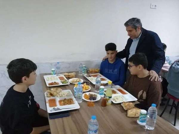 İl Millî Eğitim Müdürü Ali Tatlı, beraberinde İl Millî Eğitim Müdür Yardımcısı Mustafa Uras, İlçe Millî Eğitim Müdürü Sami Akoğlan ile birlikte Anadolu Lisesi Öğrenci Pansiyonunda kalan gençlerle bir araya gelerek, iftarlarını açtı. İftardan önce yurtta kalan öğrencilerle sohbet eden heyet, tüm öğrencilere hayırlı ramazanlar diledi.