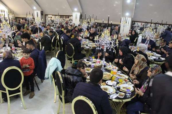 Balıkesir'in Susurluk ilçesinde Şehit, Gazi aileleri ve deprem bölgesinden gelen afetzede vatandaşlara iftar davetinde bulunan Grand Rimedya Otel Sahibi Mehmet Aydemir, anlamlı bir günde güzel bir davete ev sahipliği yapmanın mutluluk verici olduğunu belirtti.