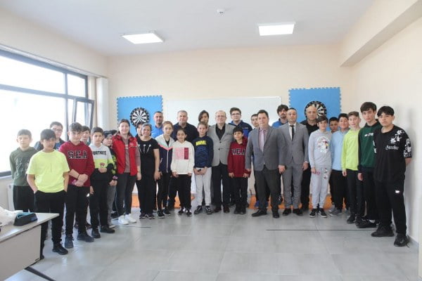  Günaydın Gençlik Merkezinde startı verilen GSB Dart Turnuvasında, düzenlenen ödül töreni ile dereceye giren sporculara Susurluk protokolü tarafından madalyaları takdim edildi.