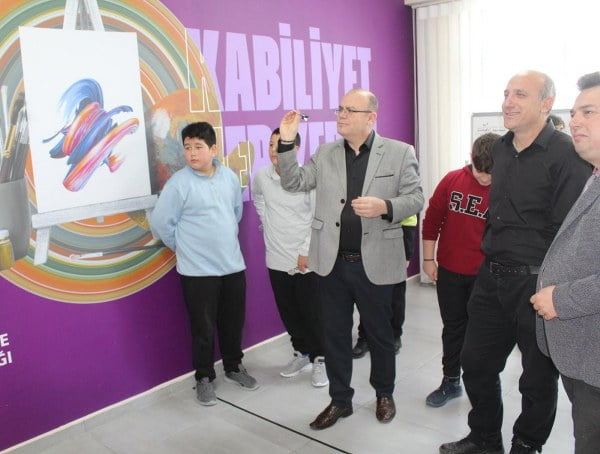  Günaydın Gençlik Merkezinde startı verilen GSB Dart Turnuvasında, düzenlenen ödül töreni ile dereceye giren sporculara Susurluk protokolü tarafından madalyaları takdim edildi.