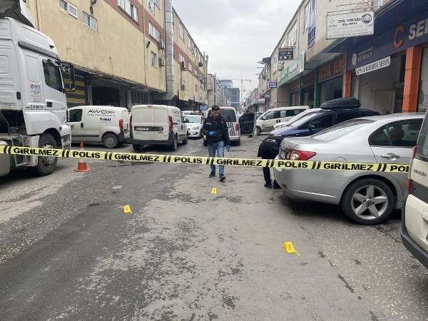 Beylikdüzü'nde, bir grup kişi Haramidere Sanayi Sitesi'nde bulunan bir ıslak mendil imalatı işyerine silahlı saldırı düzenledi. Saldırganlar, iş yeri sahibini yaraladıktan sonra olay yerinden kaçtılar. Araçlarıyla kaçarken, 9 el ateş açarak bazı araçlara mermi isabet etti. Yaralanan iş yeri sahibi hastaneye kaldırılarak tedavi altına alındı.