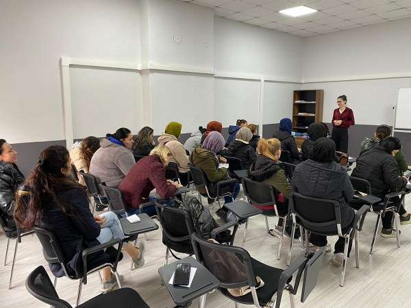 Psikolojik Danışman Müge Kılıç tarafından “Stresle Baş Etme Yolları” ile ilgili ADEM’de uygulamalı eğitim gerçekleştirildi. Kursiyerlerin de katılımıyla stres kaynaklı fizyolojik ve psikolojik etkileri azaltmak amacıyla nefes egzersizi üzerine çalışma yapıldı.