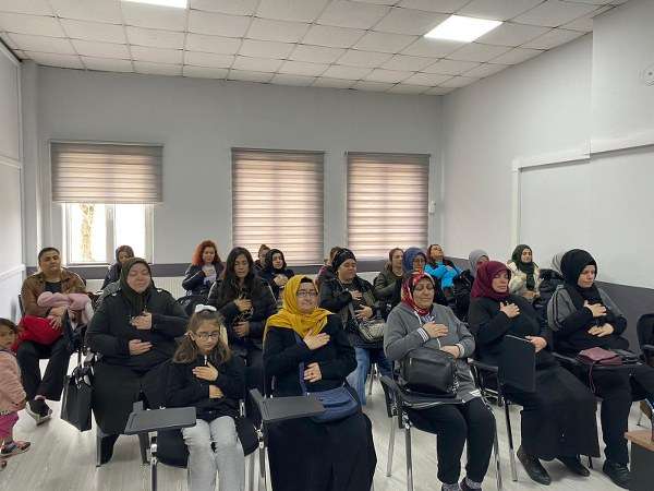 Psikolojik Danışman Müge Kılıç tarafından “Stresle Baş Etme Yolları” ile ilgili ADEM’de uygulamalı eğitim gerçekleştirildi. Kursiyerlerin de katılımıyla stres kaynaklı fizyolojik ve psikolojik etkileri azaltmak amacıyla nefes egzersizi üzerine çalışma yapıldı.