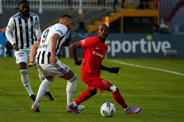 Spor Toto Süper Lig'in 31. haftasında Ümraniyespor'a konuk olan Beşiktaş sahadan 2-0 galip ayrıldı. Beşiktaş'ın gollerini 25.dakikada Redmond, 71. dakikada ise Aboubakar kaydetti.