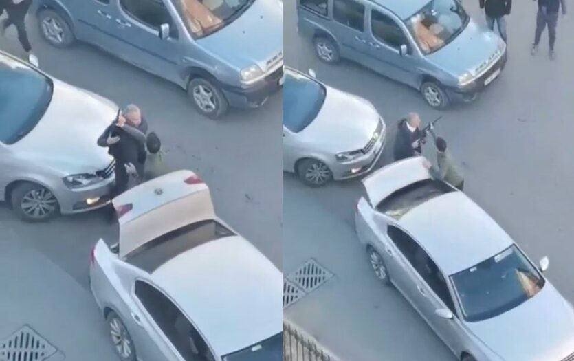 Çekmeköy ilçesinde iki sürücü arasında yol verme konusunda anlaşmazlık yaşandı. Tartışmanın ardından taraflar arasında yumruklu kavga başladı ve bir sürücü, aracının bagajından çıkardığı uzun namlulu silahı diğer sürücüye doğrulttu. Olaya müdahale eden çevredeki vatandaşların araya girmesiyle kavga sona erdi.