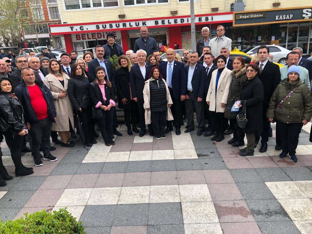 İYİ Parti Genel Başkanı Meral Akşener’in Başdanışmanı Turhan Çömez, Susurluklu vatandaşlarla bir araya geldi ve esnafa ziyarette bulunarak desteklerini istedi. Gördüğü yanlışlara sessiz kalmayacağının altını çizen Çömez, “Yazıklar olsun milletimizin imkânlarını istismar edenlere.” şeklinde konuştu.