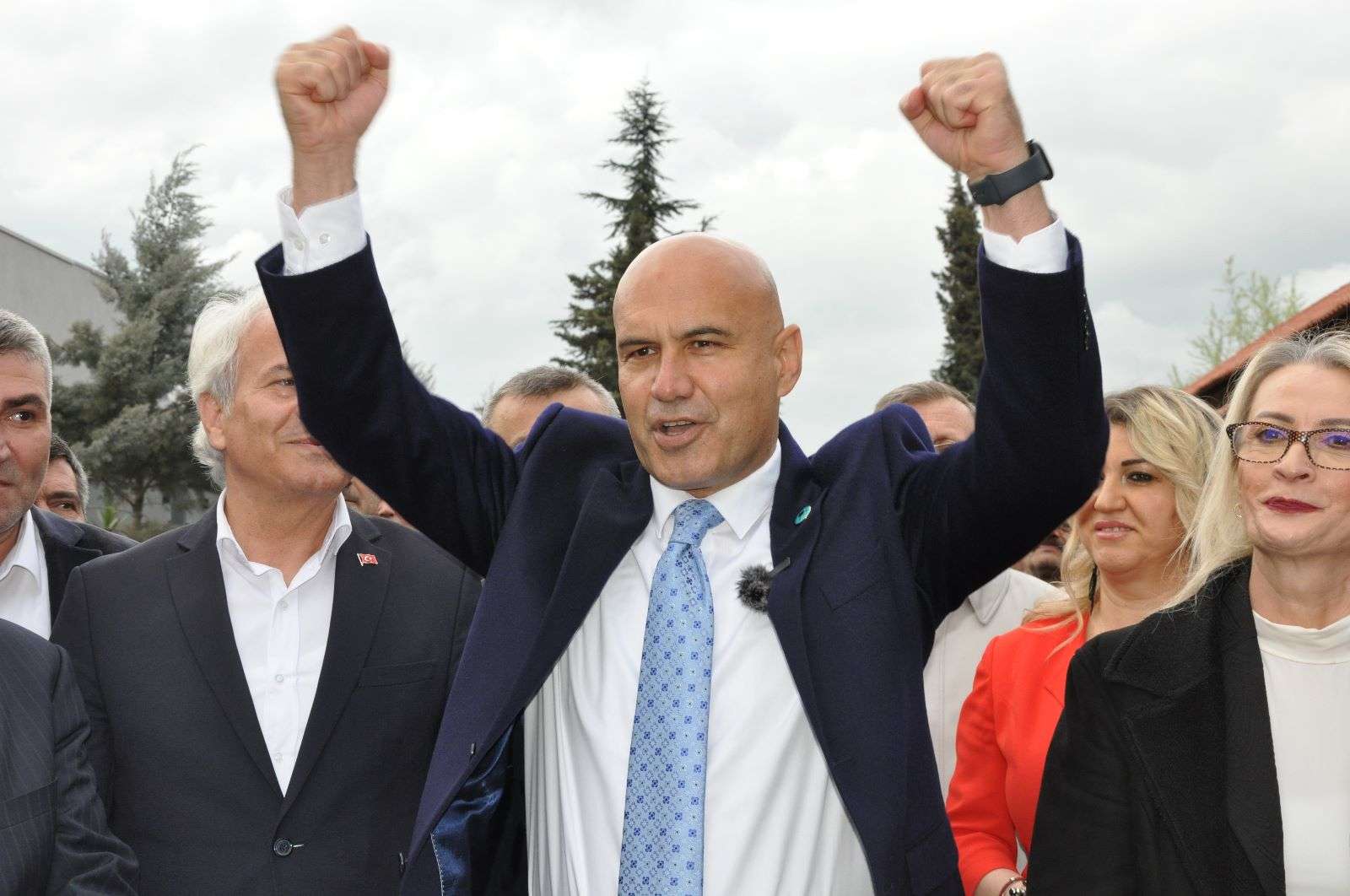 İYİ Parti Genel Başkanı Meral Akşener’in Başdanışmanı Turhan Çömez, Susurluklu vatandaşlarla bir araya geldi ve esnafa ziyarette bulunarak desteklerini istedi. Gördüğü yanlışlara sessiz kalmayacağının altını çizen Çömez, “Yazıklar olsun milletimizin imkânlarını istismar edenlere.” şeklinde konuştu.