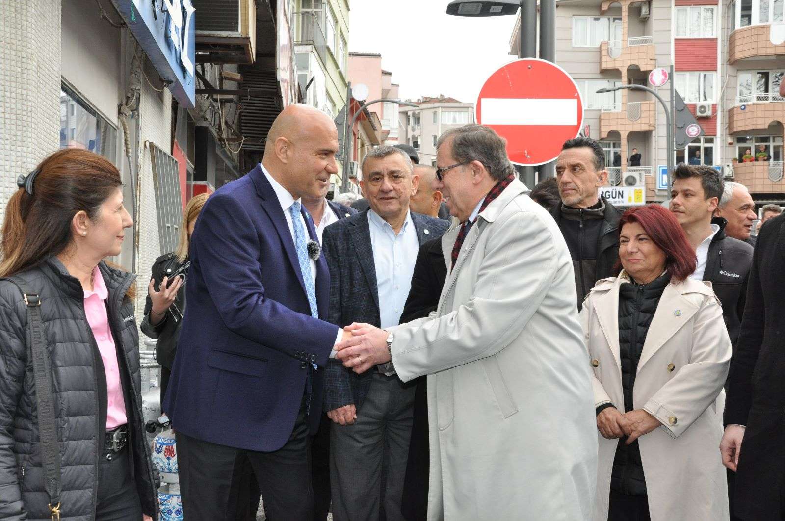 İYİ Parti Genel Başkanı Meral Akşener’in Başdanışmanı Turhan Çömez, Susurluklu vatandaşlarla bir araya geldi ve esnafa ziyarette bulunarak desteklerini istedi. Gördüğü yanlışlara sessiz kalmayacağının altını çizen Çömez, “Yazıklar olsun milletimizin imkânlarını istismar edenlere.” şeklinde konuştu.
