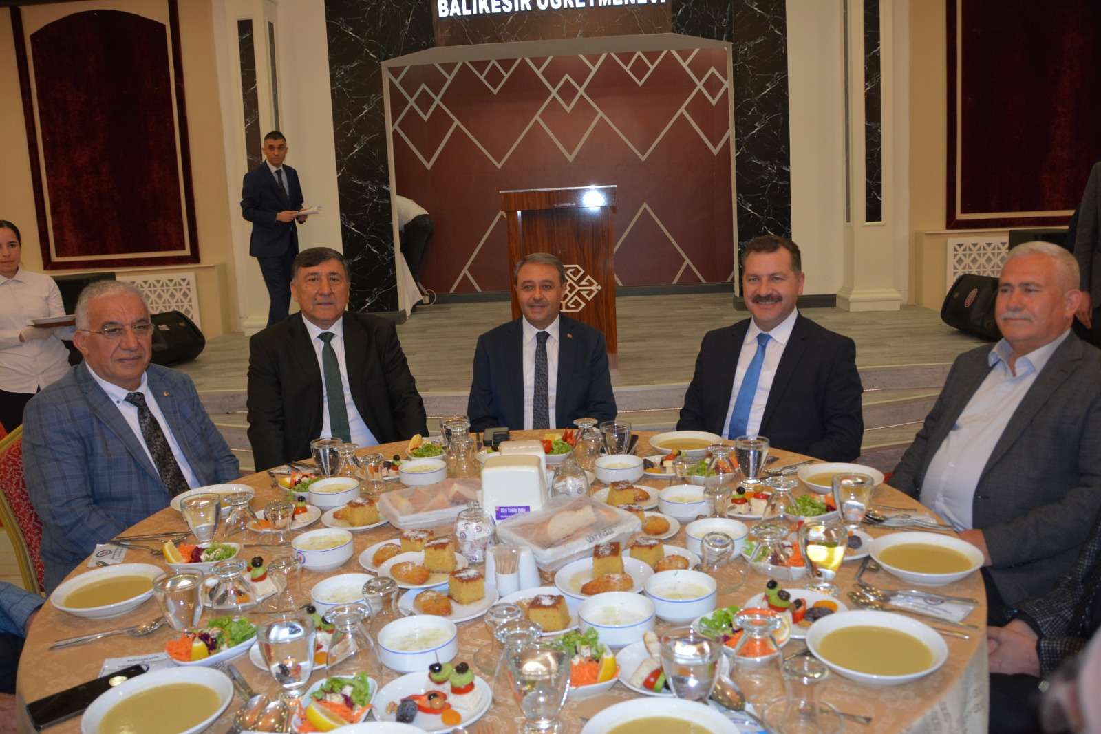 Balıkesir Ticaret Borsası’nın düzenlediği iftar yemeği, protokolü ve iş dünyasını bir araya getirdi.