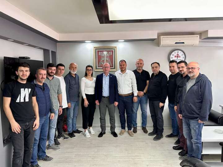 CHP Balıkesir 2. Sıra Milletvekili Adayı Serkan Sarı, farklı sektörlerdeki emekçilerin yaşadığı sorunları gündeme taşımaya devam ediyor. Serkan Sarı, bu kez de basın emekçilerinin yaşadığı problemlere yönelik bir açıklama yaptı.