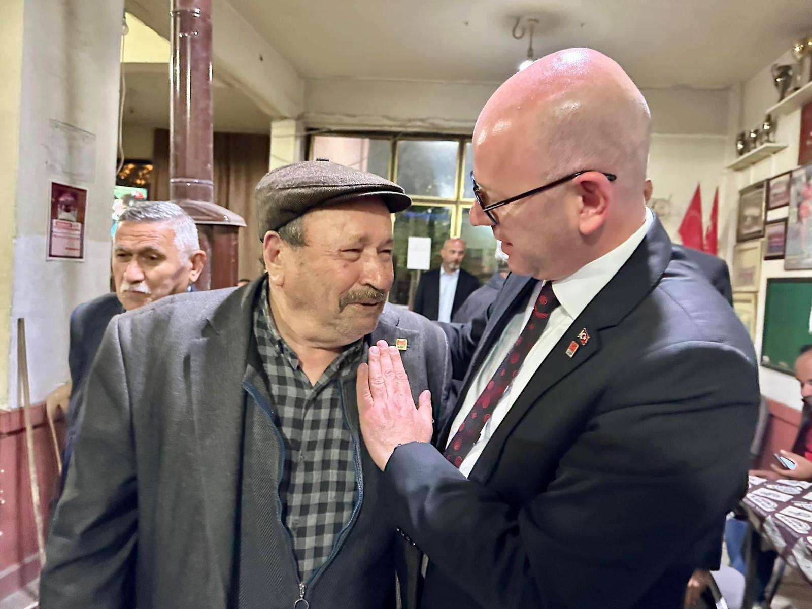 Cumhuriyet Halk Partisi Balıkesir Milletvekili Adayı Serkan Sarı, yoğun temposuna Savaştepe ve Altıeylül’ün kırsal mahallelerinde devam etti. Ziyaretlerinde vatandaşların sorunlarına yönelik müjdeler paylaşan Serkan Sarı, “Halka sırtını dönmüş bu iktidarı göndereceğiz” açıklamasını yaptı.