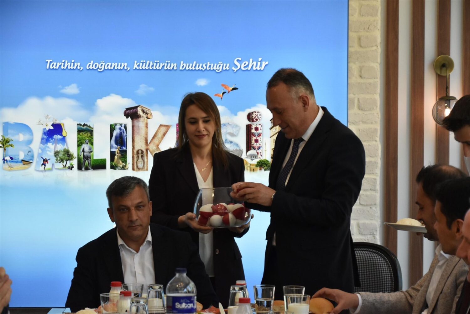 19 Kasım’da sezona merhaba diyen Mahalle Ligi Turnuvalarında ilçe şampiyonlarının belirlenmesinin ardından final müsabakaları için kura çekimleri gerçekleştirildi. 26 Kasım Çarşamba günü başlayacak olan müsabakalar, sonucunda şampiyon takım belli olacak.