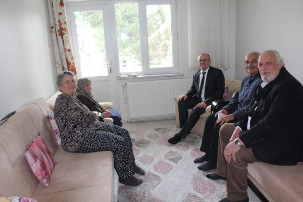 Kaymakam Muammer Köken “Yaşlılara Saygı Haftası” nedeniyle ilçede İkamet eden Seviye Sözer ile Fatma Güngör'ü evlerinde ziyaret ederek sağlık durumları ve ihtiyaçları hakkında bilgi aldı.