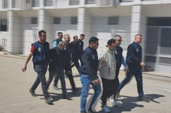 Yerli Otomobil TOGG'un piyasaya çıkmasının ardından durumu fırsata çevirmek isteyen dolandırıcılar kurdukları internet sitesi üzerinden bu otomobile sahip olmak isteyen 21 kişiyi dolandırdı. Zanlılar yakalanarak adli makamlara sevk edildi.