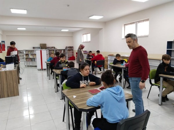 Türkiye Akıl ve Zeka Oyunları Turnuvası'nın Susurluk İlçe Finali Beşeylül İlkokulunun Zeka Oyunları Atölyesinde gerçekleştirildi. Kaybedenin olmadığı yarışmada İlkokul ve ortaokul öğrencileri 7 farklı dalda yarışarak ter döktü.