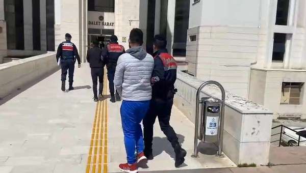 Balıkesir'in Edremit ilçesinde ekipler tarafından gerçekleştirilen çalışmalar neticesinde yakalanan bir hırsızlık şüphelisinin üzerinden çıkan uyuşturucunun izini süren jandarma ekipleri zehir tacirini gerçekleştirdiği operasyon ile gözaltına aldı.