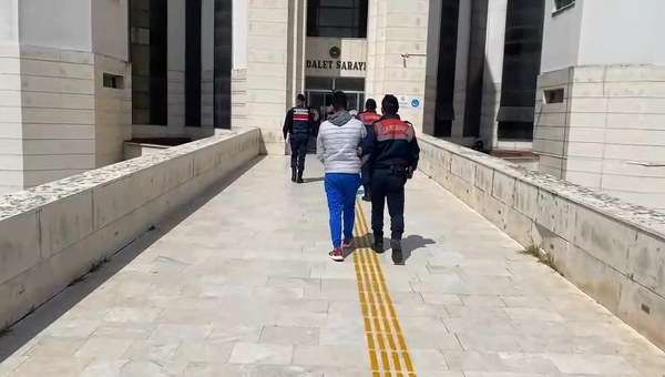 Balıkesir'in Edremit ilçesinde ekipler tarafından gerçekleştirilen çalışmalar neticesinde yakalanan bir hırsızlık şüphelisinin üzerinden çıkan uyuşturucunun izini süren jandarma ekipleri zehir tacirini gerçekleştirdiği operasyon ile gözaltına aldı.