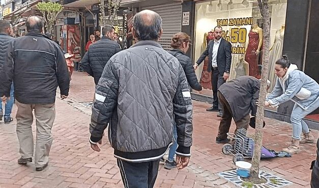 Balıkesir'in Edremit ilçesinde Kuyumcular Çarşısı'nda pazar kurulduğu sırada, akıl hastası olduğu iddia edilen bir genç insanlara saldırdı.
