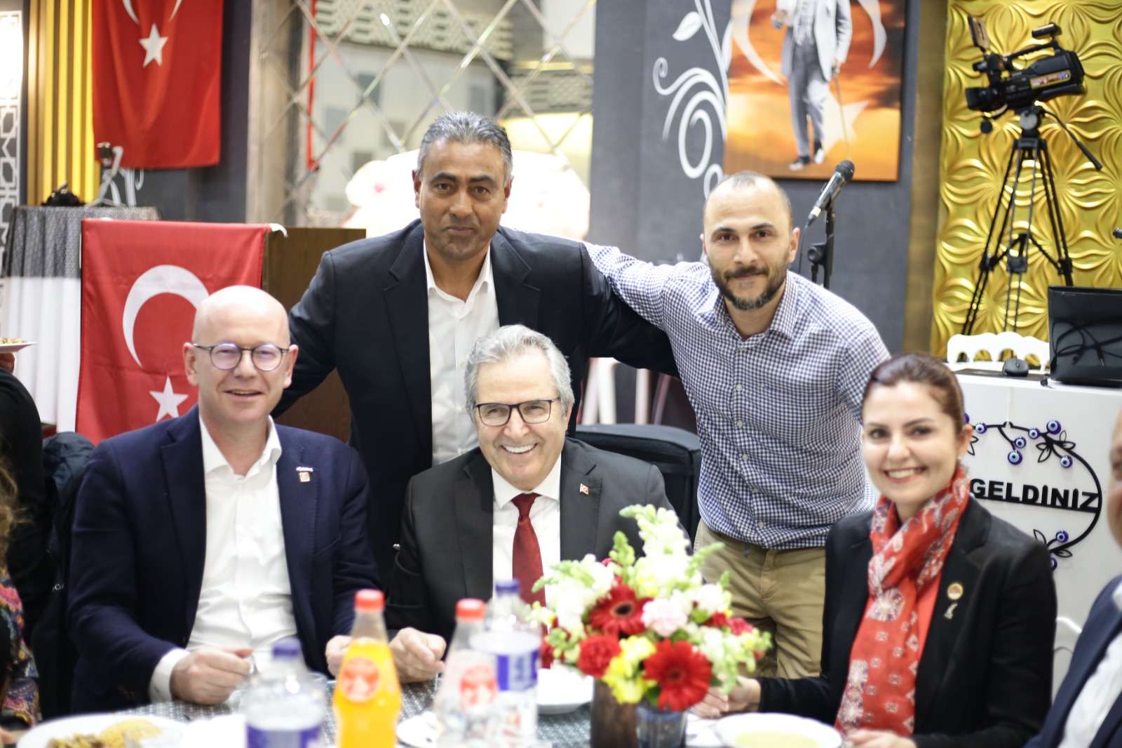 Eski Belediye Başkanı Dursun Mirza ve dönemindeki çalışma arkadaşları tarafından Kapalı Pazar Yeri ve Yaşam Alanı kompleksinde iftar yemeği düzenlendi. 