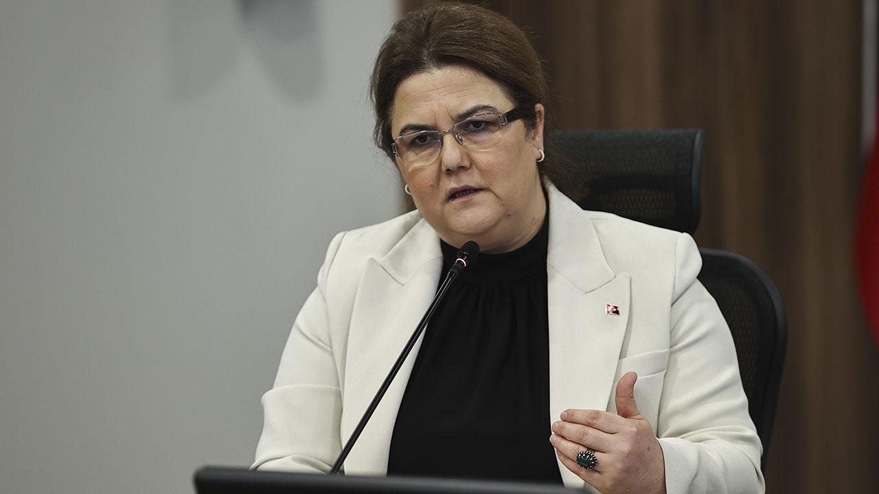 AFAD kolileri, AKP’nin Osmaniye’den milletvekili adayı gösterdiği Aile ve Sosyal Hizmetler Bakanı Derya Yanık’ın propaganda aracında  görüntülendi.