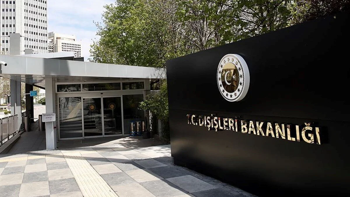 Dışişleri Bakanlığı yaptığı açıklamada, "Türk hava sahası, 3 Nisan itibarıyla Irak Süleymaniye Uluslararası Havalimanı'na iniş/kalkış yapacak hava araçlarının kullanımına kapatılmıştır" ifadesine yer verdi. Dışişleri Bakanlığı'ndan yapılan açıklamada, "Irak’ın Stockholm Büyükelçiliği önünde kutsal kitabımız Kur’an-ı Kerim’i hedef alan aşağılık saldırıyı en güçlü şekilde lanetliyoruz" dendi.