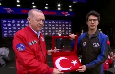 Recep Tayyip Erdoğan Türkiye'nin ilk uzay yolcularının Alper Gezer Avcı ve Tuva Cihangir Atasever olduğunu açıkladı.