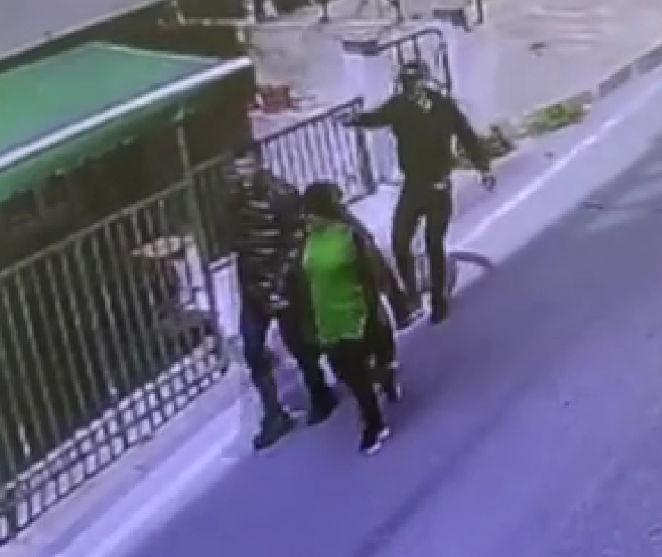 Küçükçekmece’de, iddiaya göre eşinin akrabasına kaçan kadın ile ilişki yaşadığı adam silahlı saldırıya uğradı. Saldırıda yaralanan adam kaldırıldığı hastanede hayatını kaybederken, yaşanan o anlar güvenlik kamerasına yansıdı.