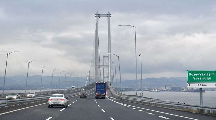 Türkiye'de Ramazan Bayramı ve 23 Nisan Ulusal Egemenlik ve Çocuk Bayramı nedeniyle, 20 Nisan Perşembe saat 00.00'dan 24 Nisan Pazartesi saat 07.00'ye kadar, Karayolları Genel Müdürlüğü'nün sorumluluğundaki otoyollar ile 15 Temmuz Şehitler ve Fatih Sultan Mehmet köprülerinden geçişler ücretsiz olacak. Bu uygulamayla, vatandaşların bayram tatillerini daha rahat ve ekonomik bir şekilde geçirmeleri hedefleniyor.