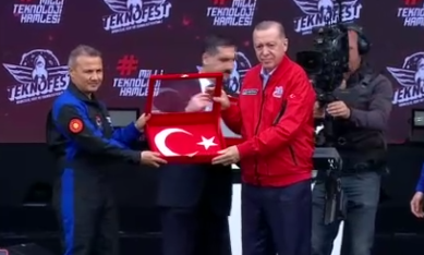 Recep Tayyip Erdoğan Türkiye'nin ilk uzay yolcularının Alper Gezer Avcı ve Tuva Cihangir Atasever olduğunu açıkladı.