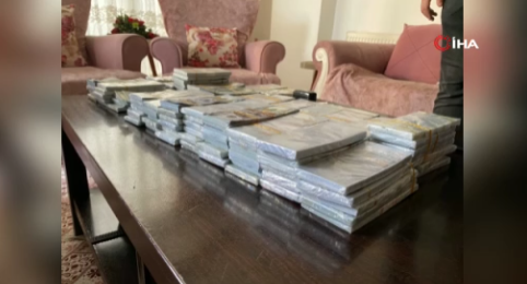 İstanbul'da bir evde gerçekleştirilen operasyonda, piyasa değeri yaklaşık 25 milyon lira olan sahte döviz ele geçirildi ve bir şüpheli gözaltına alındı.