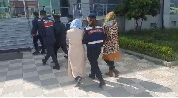Balıkesir'in Gönen ilçesinde yazlık evlere girerek hırsızlık yaptıkları tespit edilen 3 kişi Jandarma Ekipleri tarafından oluşturulan özel ekip ile tesit edilerek yakalandı.