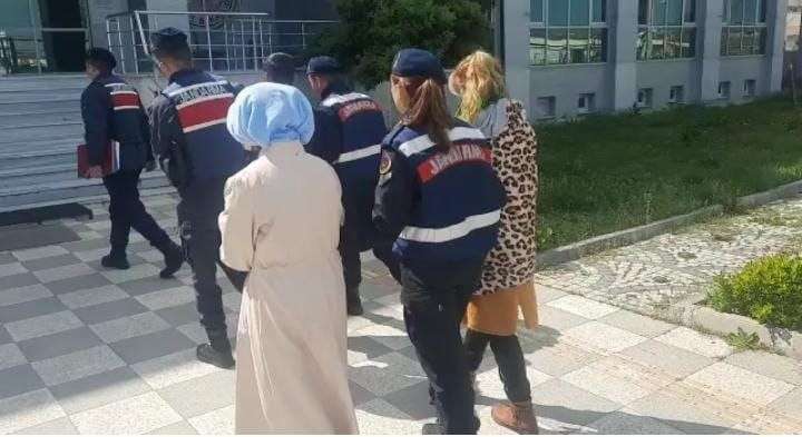 Balıkesir'in Gönen ilçesinde yazlık evlere girerek hırsızlık yaptıkları tespit edilen 3 kişi Jandarma Ekipleri tarafından oluşturulan özel ekip ile tesit edilerek yakalandı.