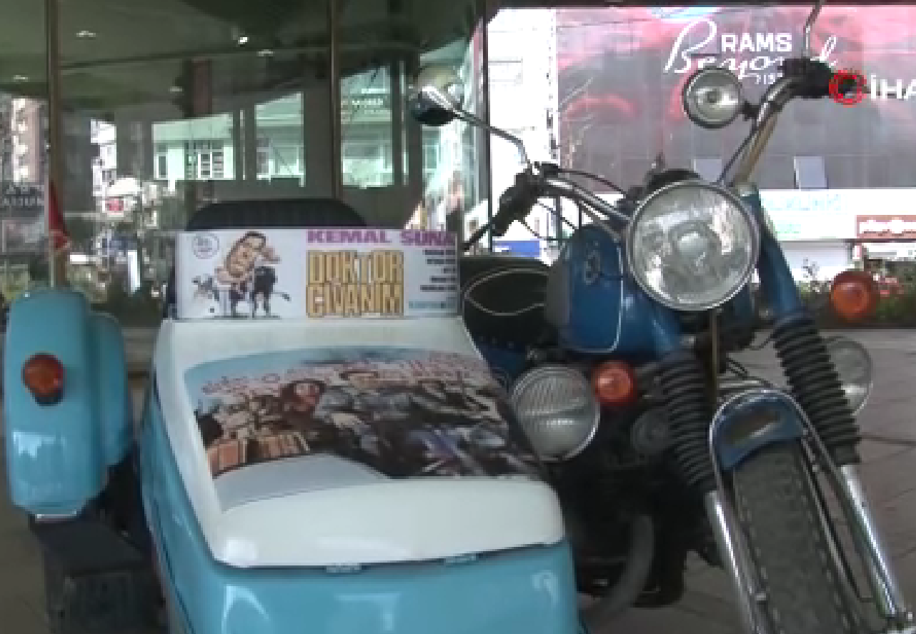 Yeşilçam filmlerinden hafızalara kazınan 1971 model motosiklet, depremzedelere destek amacıyla satışa çıkarıldı. Motosikletin sahibi Ali Dingil, ‘’Yardıma muhtaç insanlar için motosikletimi satışa çıkartmak benim için çok önemli’’ dedi.