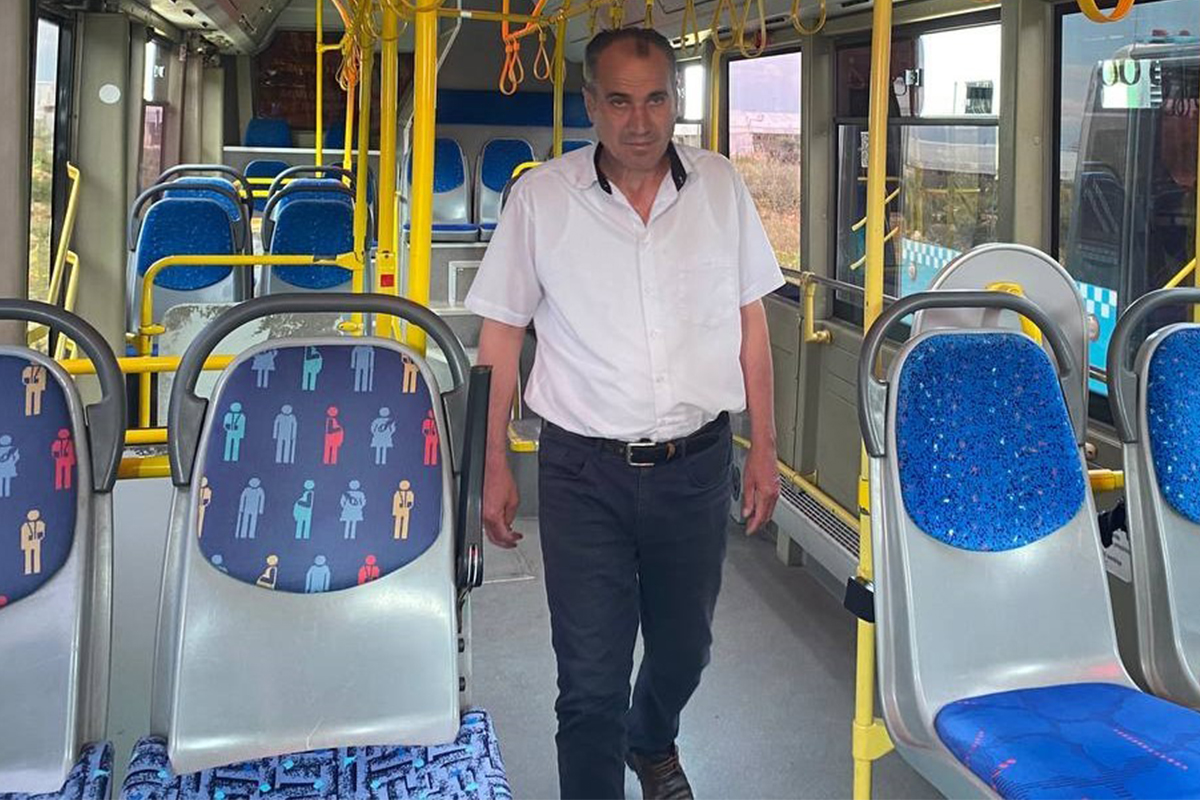 Antalya’da yolculara sinirlenerek yolcu dolu otobüsü durakta park edip terk eden şoför, patronun ricası ile işe geri döndü. Yaşadıklarını anlatan otobüs şoförü Rasık Kayaca, “Yolcular ile ön aynanın görüş açısının kapatılması konusunda tartıştık. Yolcuların üzerime gelmesi ile psikolojim bozuldu, ben de bıraktım gittim. 30 dakika sonra işe geri gelerek aracı aldım. Patronum olmasa işi bırakmıştım” dedi.