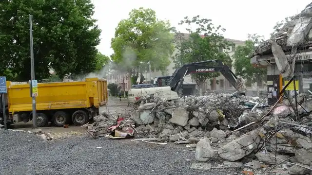 Malatya'da Kahramanmaraş merkezli yaşanan büyük felaketin ardından ağır hasarlı binaların kontrollü bir şekilde yıkım çalışmaları devam ediyor.