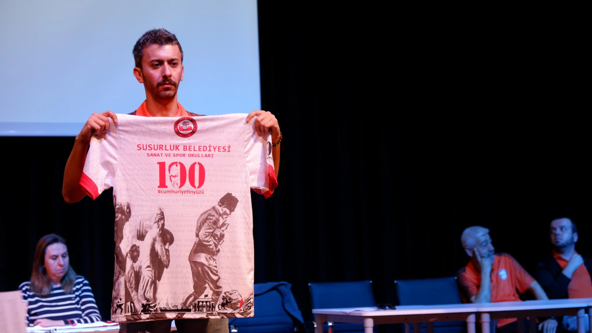 Susurluk Belediyesi spor ve sanat kurslarında ücretsiz eğitim alan bin 244 çocuğa özel olarak tasarlanan “cumhuriyetin yüzü” logolu forma hediye etti.