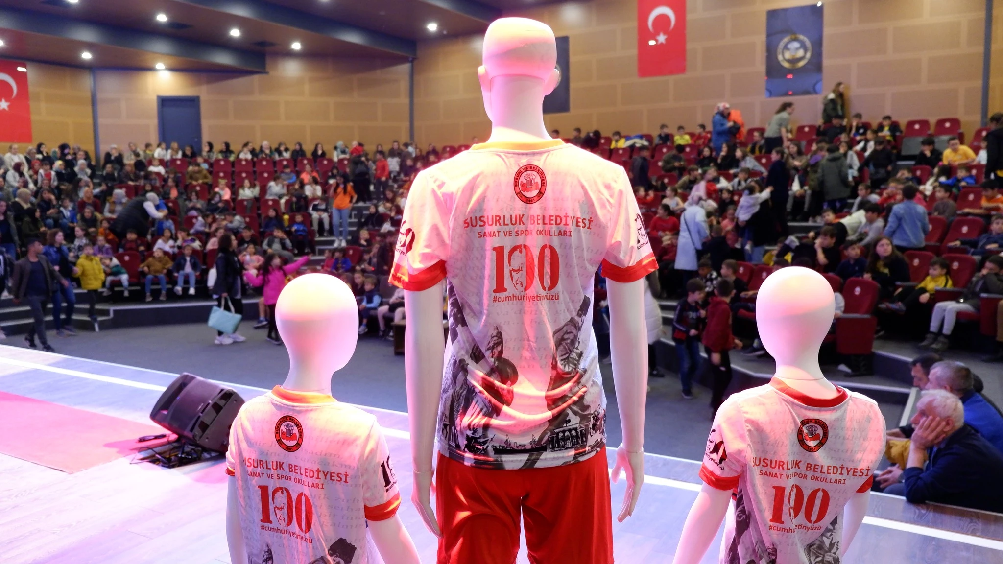 Susurluk Belediyesi spor ve sanat kurslarında ücretsiz eğitim alan bin 244 çocuğa özel olarak tasarlanan “cumhuriyetinyüzü” logolu forma hediye etti.