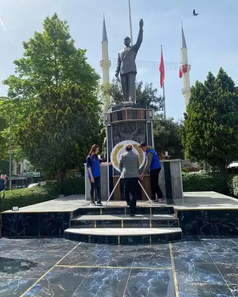Susurluk’ta 19 Mayıs Atatürk'ü Anma Gençlik ve Spor Bayramı'nın 104’ncü yıl kutlamaları çerçevesinde başlayan Gençlik Haftası nedeni ile çelek koyma töreni düzenlendi.