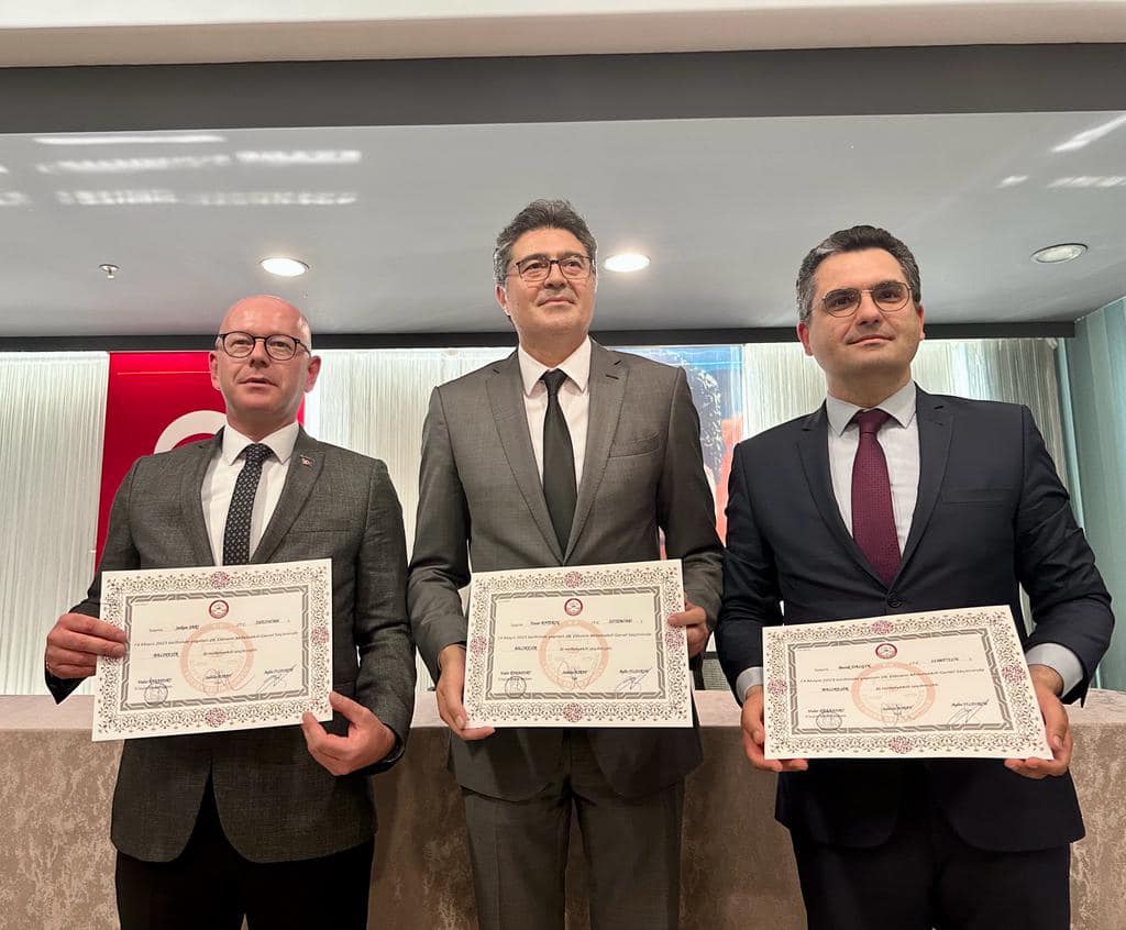 Balıkesir’de, 28. Dönem Milletvekili Genel Seçimi’nde CHP listesinden seçilen DEVA Partili Burak Dalgın dün gerçekleştirilen törenle mazbatasını aldı.