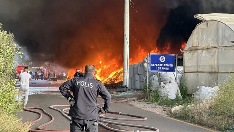 Antalya'da geri dönüşüm tesisi yangınında yükselen dumanlar gökyüzünü kapladı. Olayda şans eseri kimse yaralanmazken, maddi hasar meydana geldi. Vatandaşlar ise korku dolu anlar yaşadı.