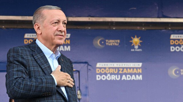 Cumhurbaşkanı Recep Tayyip Erdoğan, Twitter'dan gençlere seslenerek, "Dipsiz karanlıklarda debelenenler umut veremez. Siyasi başarısızlıklarına sizleri de ortak etmek isteyenlerin yalanlarına, çizmeye çalıştıkları o karanlık tabloya lütfen aldırış etmeyin." ifadelerini kullandı.