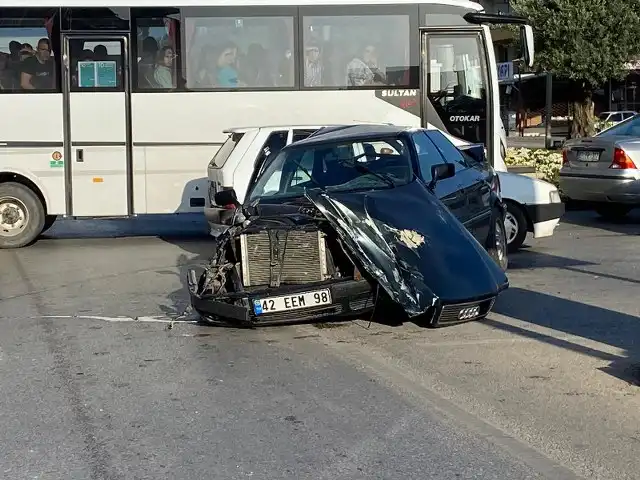 Antalya'nın Serik ilçesinde otel personelini taşıyan minibüs ile otomobilin çarpışması sonucu meydana gelen kazada 12 kişi yaralandı.