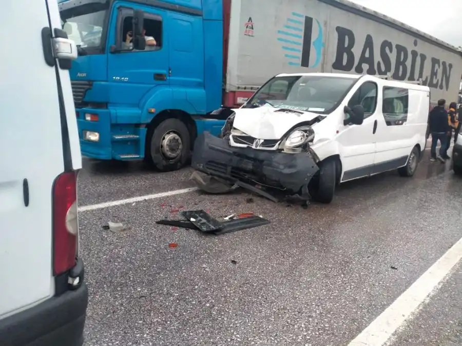Susurluk Sultançayır Mahallesi civarında, 4 aracın çarpışması sonucu meydana gelen zincirleme trafik kazasında 2 kişi yaralandı.